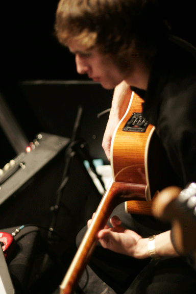 aida-guitar1.gif